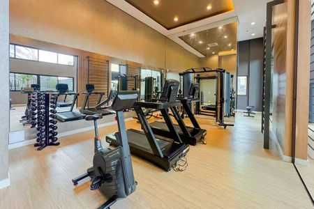 Apartamento à venda com 28m², 1 quarto e sem vagaGinásio com equipamentos de exercícios e espelhos nas paredes.