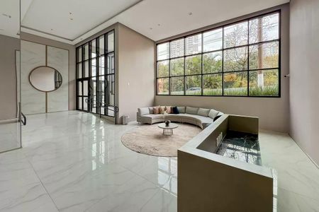 Apartamento à venda com 28m², 1 quarto e sem vagaSala de estar com sofá circular e janela grande, iluminada por luz natural e com piso de porcelanato.