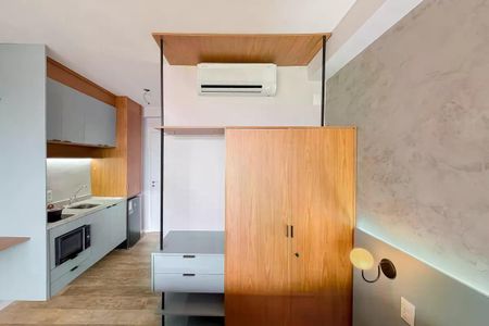 Apartamento à venda com 28m², 1 quarto e sem vagaCozinha com móveis de madeira e piso de porcelanato, com uma geladeira e fogão.