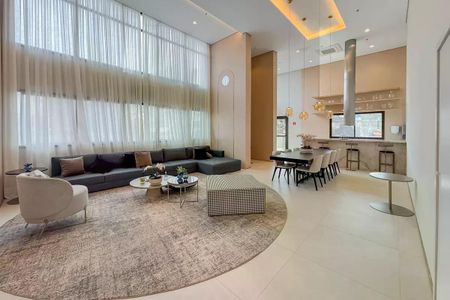 Apartamento à venda com 28m², 1 quarto e sem vagaSala de estar com sofá, mesas e cadeiras, iluminada por lâmpadas e com vista para a rua.