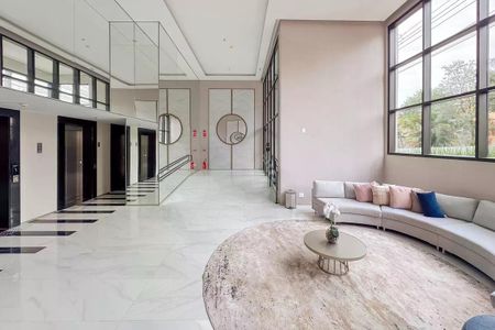 Apartamento à venda com 28m², 1 quarto e sem vagaSala de entrada com elevador e escada, com iluminação natural e decoração minimalista.