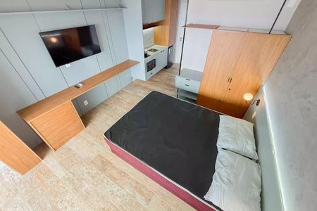 Quarto com cama, TV e móveis simples, com vista para a rua. de apartamento para alugar com 1 quarto, 28m² em Ipiranga, São Paulo