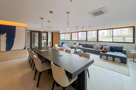 Apartamento à venda com 28m², 1 quarto e sem vagaSala de estar com mesa de jantar e sofá em um apartamento moderno.