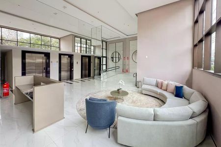 Apartamento à venda com 28m², 1 quarto e sem vagaSala de espera com sofá circular e mesa de centro, iluminada por luz natural e artificial.