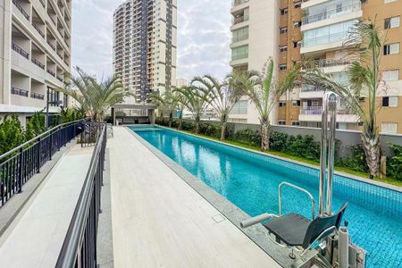 Apartamento à venda com 28m², 1 quarto e sem vagaPiscina com rampa de acesso e cadeira de banho, cercada por palmeiras e edifícios de apartamentos.