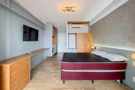 Quarto com cama de casal, TV e ar condicionado, com uma vista para a cidade. de apartamento para alugar com 1 quarto, 28m² em Ipiranga, São Paulo