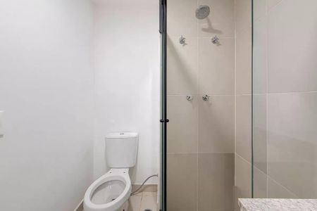 Apartamento à venda com 28m², 1 quarto e sem vagaBanheiro com chuveiro e vaso sanitário branco, paredes brancas e piso de porcelanato.