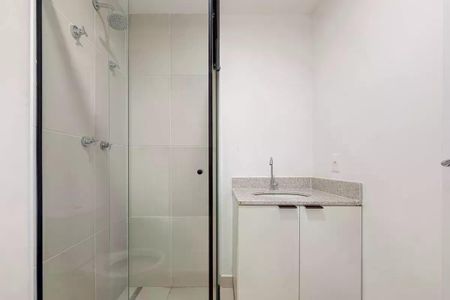 Apartamento à venda com 28m², 1 quarto e sem vagaBanheiro com chuveiro e pia, com piso de porcelanato e bancada de granito.