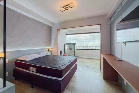 Apartamento à venda com 28m², 1 quarto e sem vagaQuarto com cama de casal, iluminação adequada e vista para a cidade.
