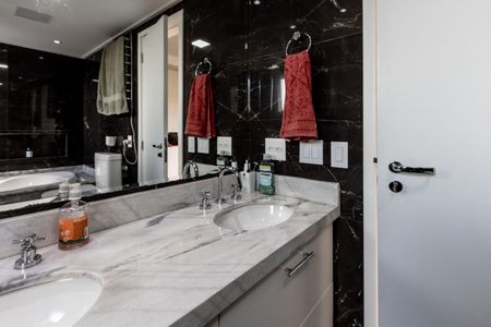Apartamento à venda com 159m², 4 quartos e 3 vagasQuarto 1 - Banheiro da Suite