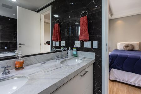 Apartamento à venda com 159m², 4 quartos e 3 vagasQuarto 1 - Banheiro da Suite
