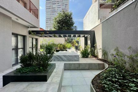 Apartamento à venda com 25m², 1 quarto e sem vagaPátio com jardim e cobertura de madeira, com vista para o prédio ao fundo.