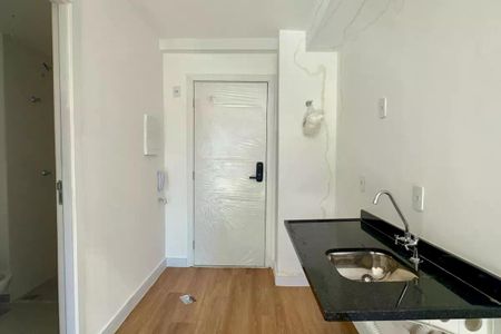 Apartamento à venda com 25m², 1 quarto e sem vagaPortuguês pt-br descrição de uma porta fechada com plástico aderido ao lado interno, com um corredor ao fundo.