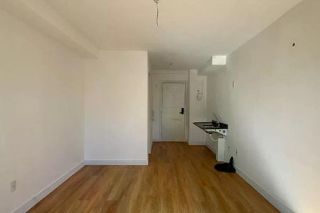 Apartamento à venda com 25m², 1 quarto e sem vagaEspaço de cozinha com pátio e janela pequena, com iluminação pór e decoração simples.