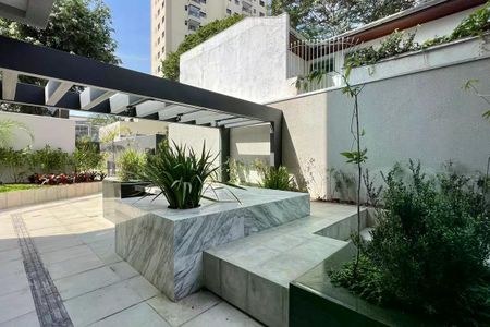 Apartamento à venda com 25m², 1 quarto e sem vagaPatio com piso de pedra e cobertura de madeira, com plantas e jardim ao redor.