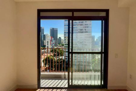 Apartamento à venda com 25m², 1 quarto e sem vagaVista para a cidade com prédios altos e janelas grandes, com um sol brilhante e um céu azul claro.