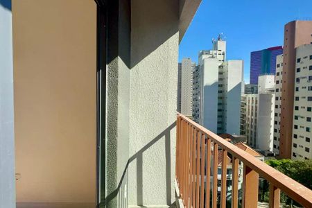 Apartamento à venda com 25m², 1 quarto e sem vagaBalcony com vista para edifícios residenciais e azul do céu, com sol brilhando sobre a varanda.