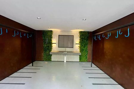 Apartamento à venda com 25m², 1 quarto e sem vagaBanheiro com pia e lavabo, paredes com plantas e iluminação adequada.