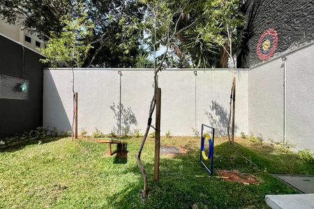 Apartamento à venda com 25m², 1 quarto e sem vagaJardim com bancos e equipamentos de lazer, cercado por muro e árvores.