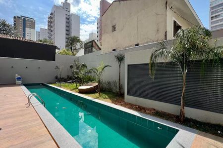Apartamento à venda com 25m², 1 quarto e sem vagaPiscina com deck de madeira e jardim com palmeiras e mobília de bambu.