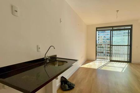 Apartamento à venda com 25m², 1 quarto e sem vagaCozinha com pia e torneira, sem geladeira ou fogão, com janela pequena e iluminação boa.