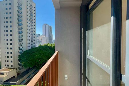 Apartamento à venda com 25m², 1 quarto e sem vagaBalcony com vista para edifícios e árvores, com uma janela grande e uma porta de vidro.