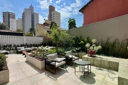 Apartamento à venda com 25m², 1 quarto e sem vagaVaranda com móveis de design e plantas em um ambiente externo, com vista para edifícios residenciais.