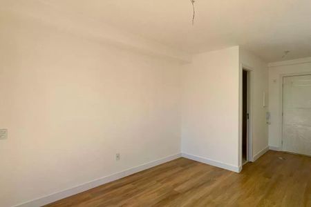 Apartamento à venda com 25m², 1 quarto e sem vagaSala com paredes brancas e piso de madeira, sem móveis ou decoração.
