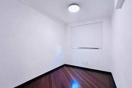 Apartamento à venda com 110m², 3 quartos e 2 vagas Apartamento à venda com 110m², 3 quartos e 2 vagasSala com piso de madeira e iluminação natural através de janela grande.