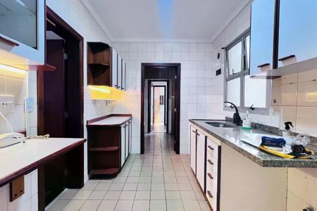 Apartamento à venda com 110m², 3 quartos e 2 vagas Apartamento à venda com 110m², 3 quartos e 2 vagasCozinha com móveis de madeira e azulejos brancos, com iluminação adequada e equipamentos básicos.