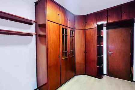 Apartamento à venda com 110m², 3 quartos e 2 vagas Apartamento à venda com 110m², 3 quartos e 2 vagasCobertura de armários em madeira com prateleiras e portas de vidro, em uma sala com piso de porcelanato e iluminação natural.