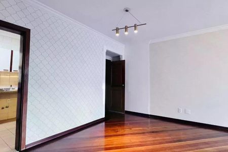Sala com piso de madeira, iluminação adequada e decoração simples. de apartamento à venda com 3 quartos, 110m² em Bosque, Campinas