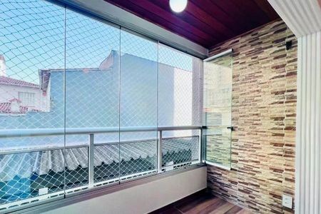 Apartamento à venda com 110m², 3 quartos e 2 vagas Apartamento à venda com 110m², 3 quartos e 2 vagasPátio com vista para o quintal, com móveis de madeira e janelas grandes.