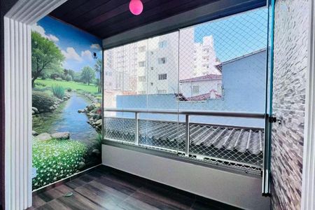 Apartamento à venda com 110m², 3 quartos e 2 vagas Apartamento à venda com 110m², 3 quartos e 2 vagasPátio com vista para o rio e jardim, com mural de paisagem na parede, iluminação natural e móveis simples.
