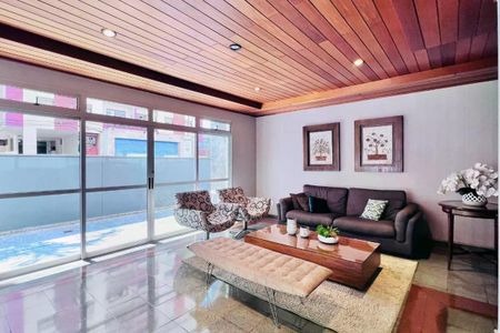 Sala com móveis modernos e iluminação natural, com vista para a piscina e varanda. de apartamento à venda com 3 quartos, 110m² em Bosque, Campinas