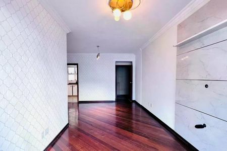 Apartamento à venda com 110m², 3 quartos e 2 vagas Apartamento à venda com 110m², 3 quartos e 2 vagasSala com paredes brancas, piso de madeira e iluminação adequada.