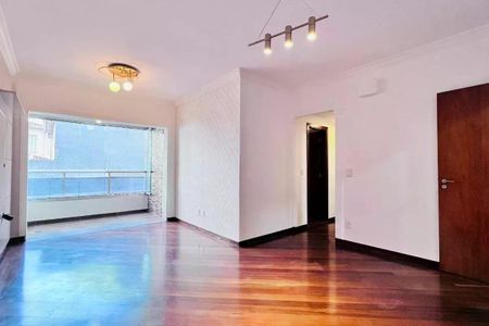 Sala com piso de madeira, iluminação adequada e vista para a rua. de apartamento à venda com 3 quartos, 110m² em Bosque, Campinas