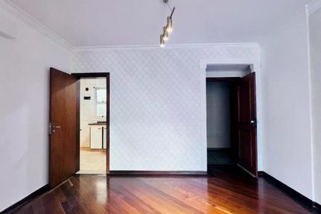 Sala com piso de madeira, paredes brancas e iluminação adequada. de apartamento à venda com 3 quartos, 110m² em Bosque, Campinas