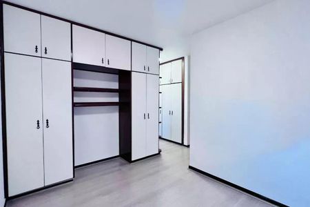Apartamento à venda com 110m², 3 quartos e 2 vagas Apartamento à venda com 110m², 3 quartos e 2 vagasCabinets de armário brancos e pretos em uma sala com piso de madeira e iluminação boa.