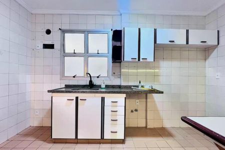 Apartamento à venda com 110m², 3 quartos e 2 vagas Apartamento à venda com 110m², 3 quartos e 2 vagasCozinha com móveis brancos e azulejos brancos, com uma janela grande e iluminação boa.