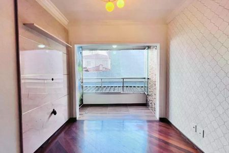 Parede branca com porta aberta para varanda com vista para casa branca e telhado vermelho. de apartamento à venda com 3 quartos, 110m² em Bosque, Campinas