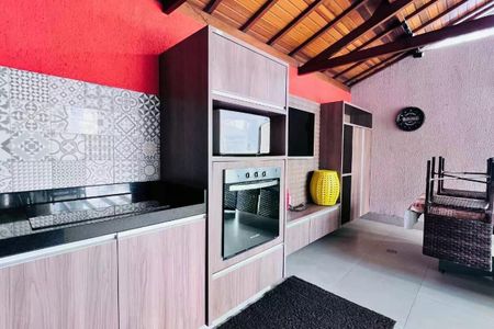 Apartamento à venda com 110m², 3 quartos e 2 vagas Apartamento à venda com 110m², 3 quartos e 2 vagasCozinha com móveis de madeira, piso de porcelanato e iluminação natural.