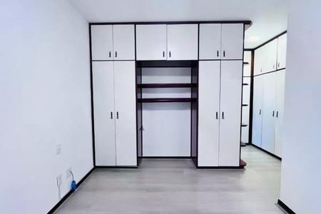 Apartamento à venda com 110m², 3 quartos e 2 vagas Apartamento à venda com 110m², 3 quartos e 2 vagasCabinets and shelves in a room with white walls and gray floors.