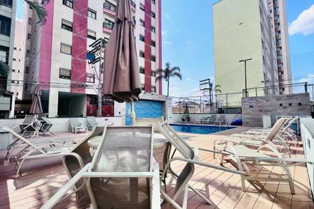 Apartamento à venda com 110m², 3 quartos e 2 vagas Apartamento à venda com 110m², 3 quartos e 2 vagasPiscina com deck e cadeiras de praia, com edifícios residenciais ao fundo.