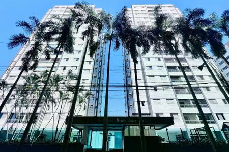 Apartamento à venda com 110m², 3 quartos e 2 vagas Apartamento à venda com 110m², 3 quartos e 2 vagasEdifício residencial com dois prédios altos e palmeiras ao redor.