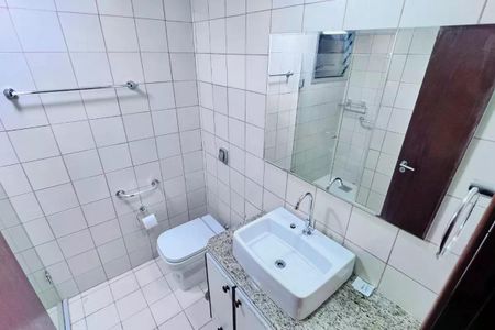 Apartamento à venda com 110m², 3 quartos e 2 vagas Apartamento à venda com 110m², 3 quartos e 2 vagasBanheiro com piso de porcelanato, pia de granito e espelho grande.
