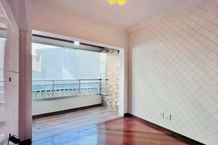 Apartamento à venda com 110m², 3 quartos e 2 vagas Apartamento à venda com 110m², 3 quartos e 2 vagasParede com janela e balcão, vista para o lado de fora, com madeira no chão e teto branco.