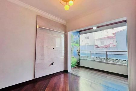 Apartamento à venda com 110m², 3 quartos e 2 vagas Apartamento à venda com 110m², 3 quartos e 2 vagasQuarto com vista para a varanda e janela grande, com iluminação boa e acabamento de madeira no piso e parede.