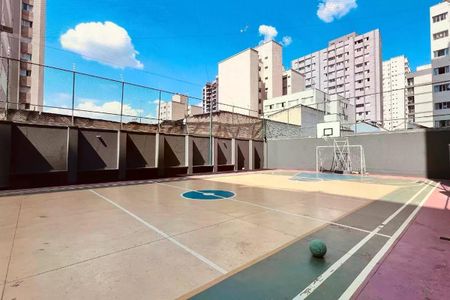 Apartamento à venda com 110m², 3 quartos e 2 vagas Apartamento à venda com 110m², 3 quartos e 2 vagasCortiço com quadra de futebol e basquete, com vista para edifícios altos e céu azul com nuvens.