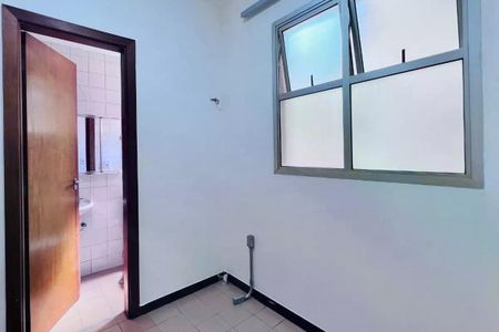 Banheiro com porta de madeira e janela grande, com piso de azulejo e iluminação boa. de apartamento à venda com 3 quartos, 110m² em Bosque, Campinas